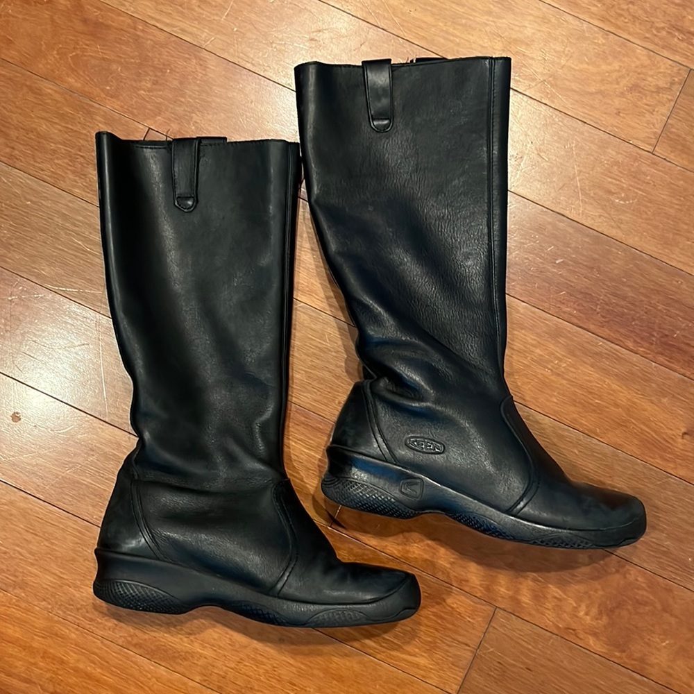 Black, keen leather boots Size 8 1/2. Excellent condition.